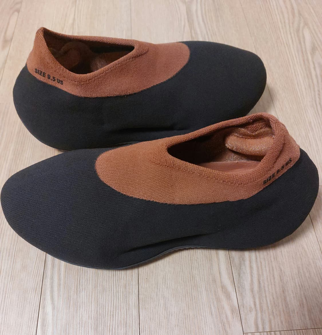 아디다스 이지 니트 러너 스톤 카본 상품이미지4