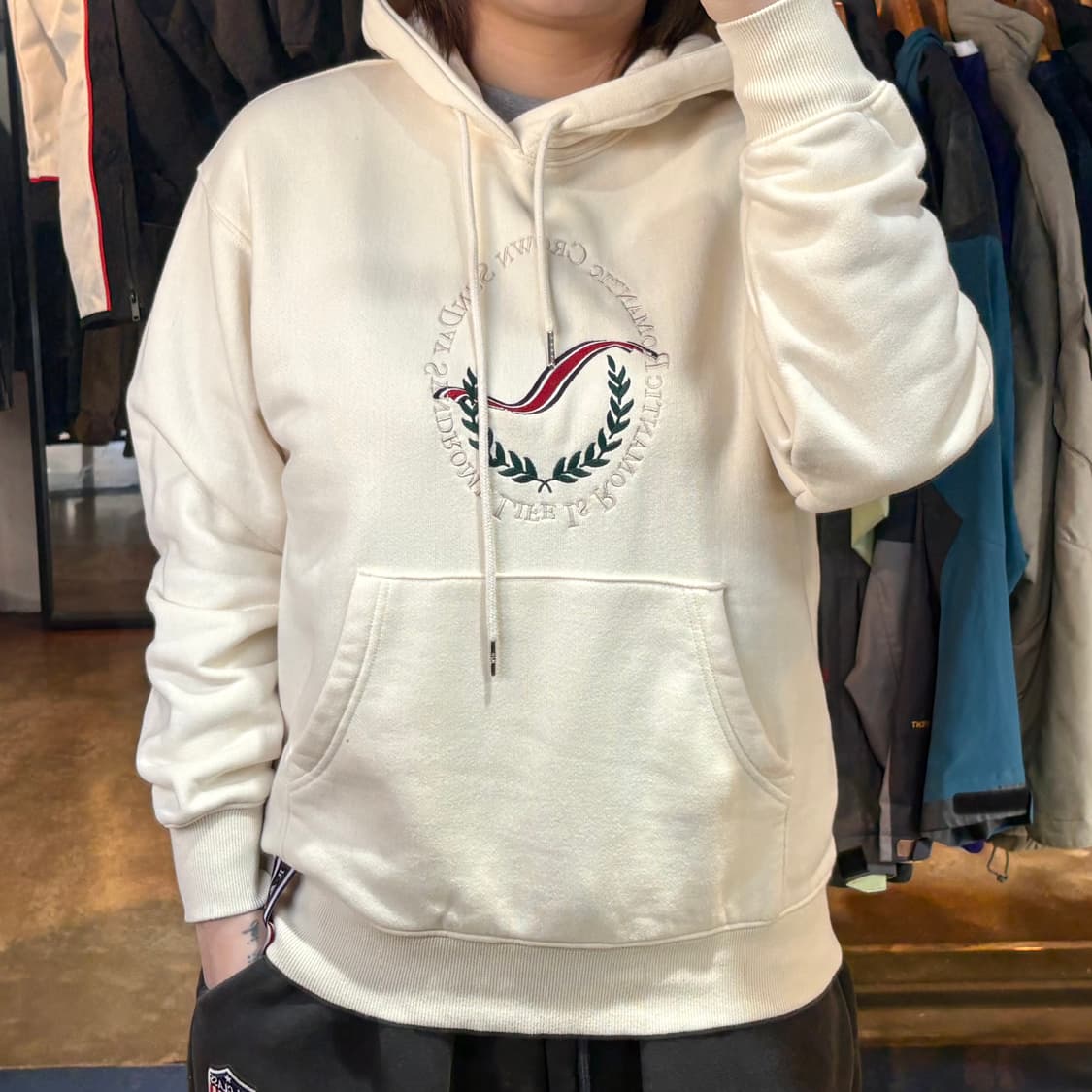 로맨틱크라운 자수 아이보리 후드 상품이미지1