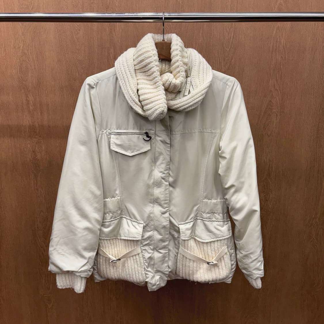 마렐라 스포츠 다운 점퍼 니트 믹스 넥 포켓 스트랩 디테일 아이보리 상품이미지2