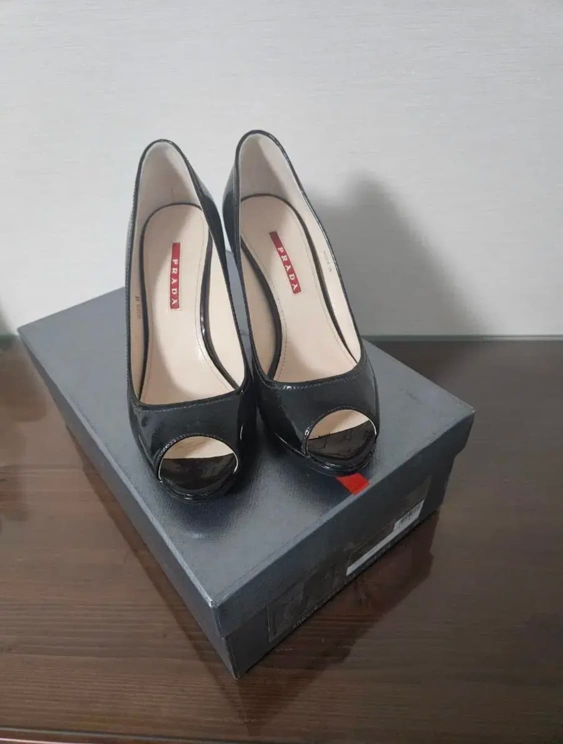 prada 프라다 페이던트 오픈토 웨지힐 펌프스 상품이미지1