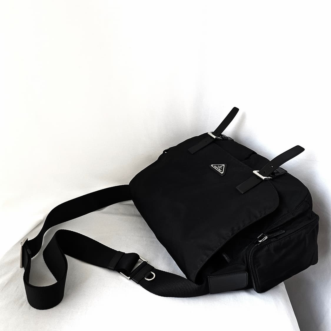 [정품 PRADA] 프라다 사이드포켓 나일론 메신저백 크로스백 남녀공용 상품이미지3