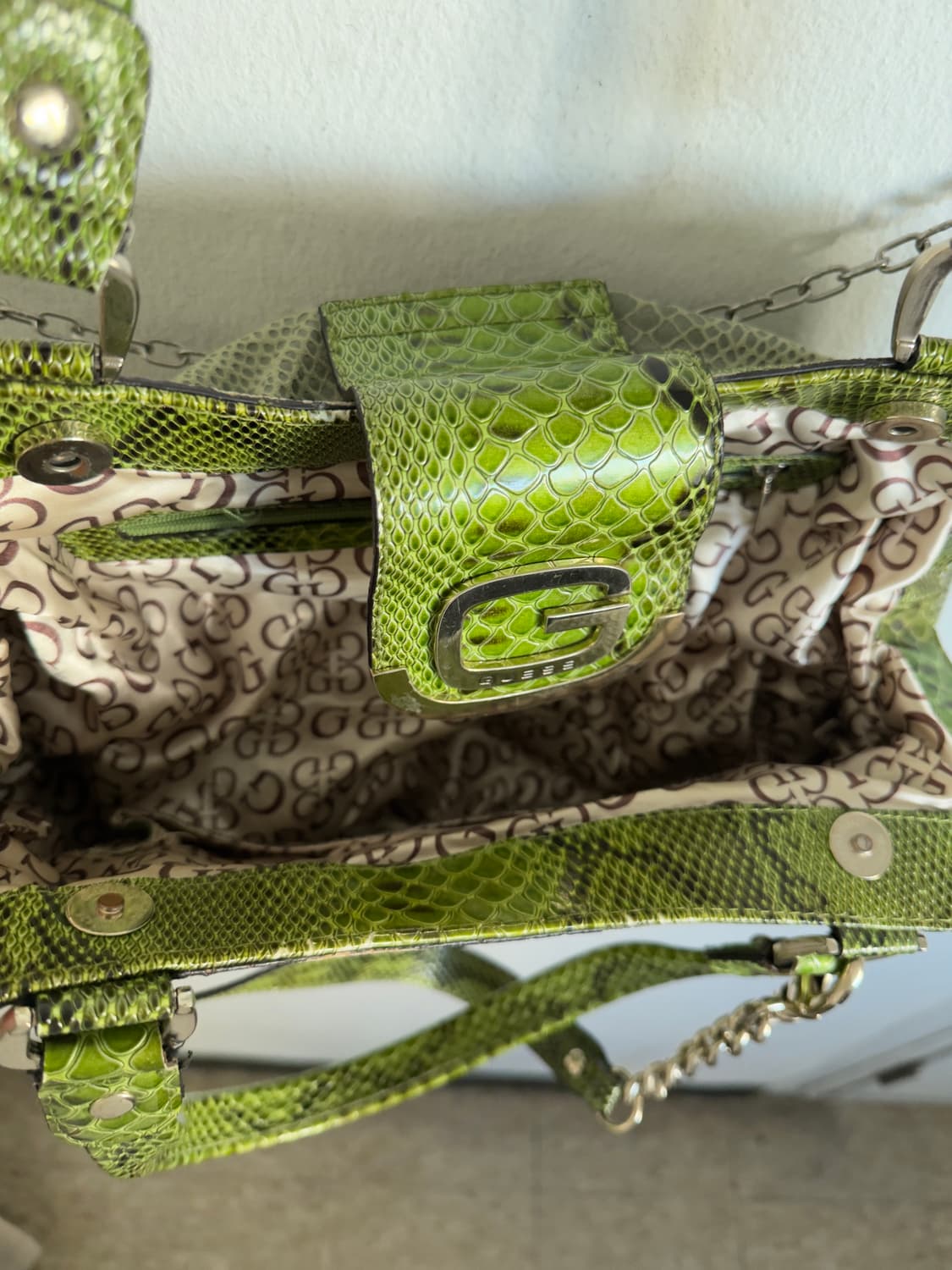 guess y2k 파이톤 레더 토트 & 숄더백 상품이미지5