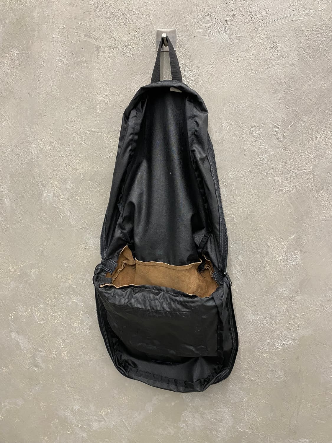 [33*52] Jansport 잔스포츠 스웨이드 바텀 블랙 백팩 상품이미지5