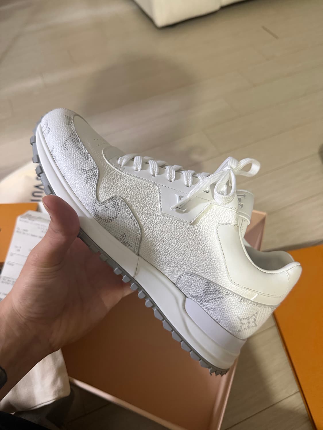 루이비통 런 어웨이 스니커즈  상품이미지1