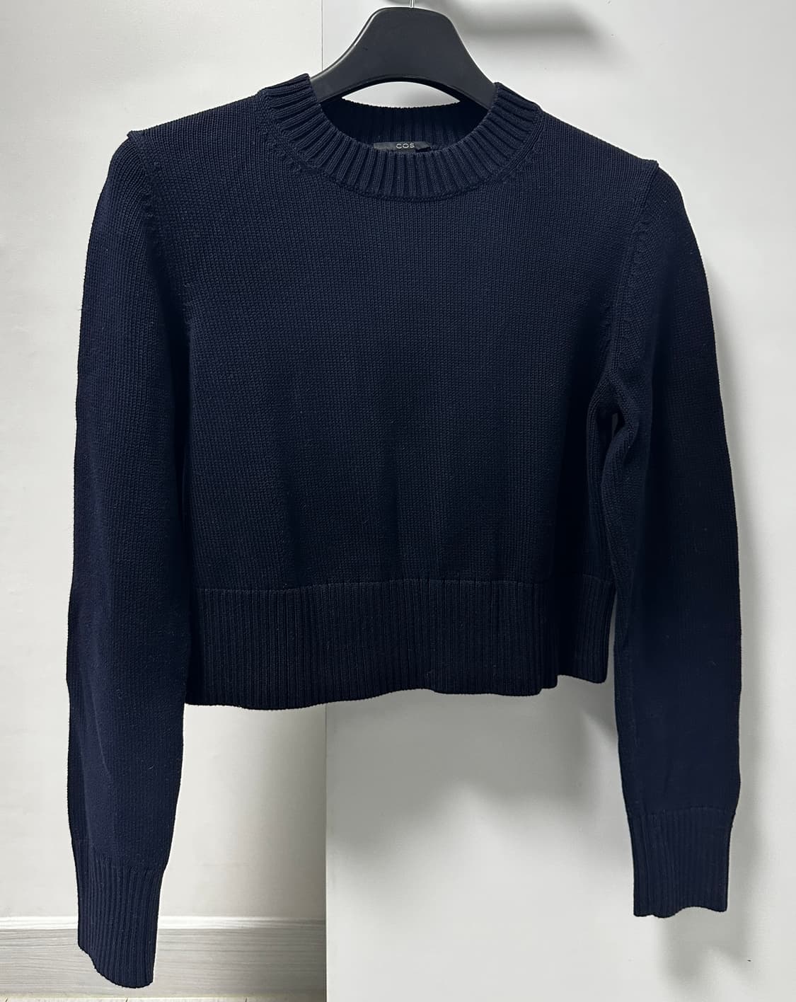 [COS]네이비 크롭 니트 상품이미지3