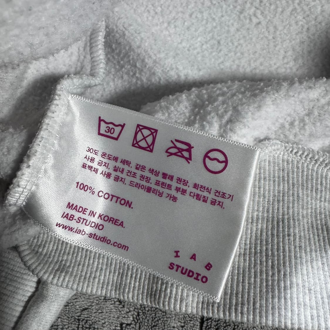 IAB 아이앱 스튜디오 하프집업 맨투맨 상품이미지4