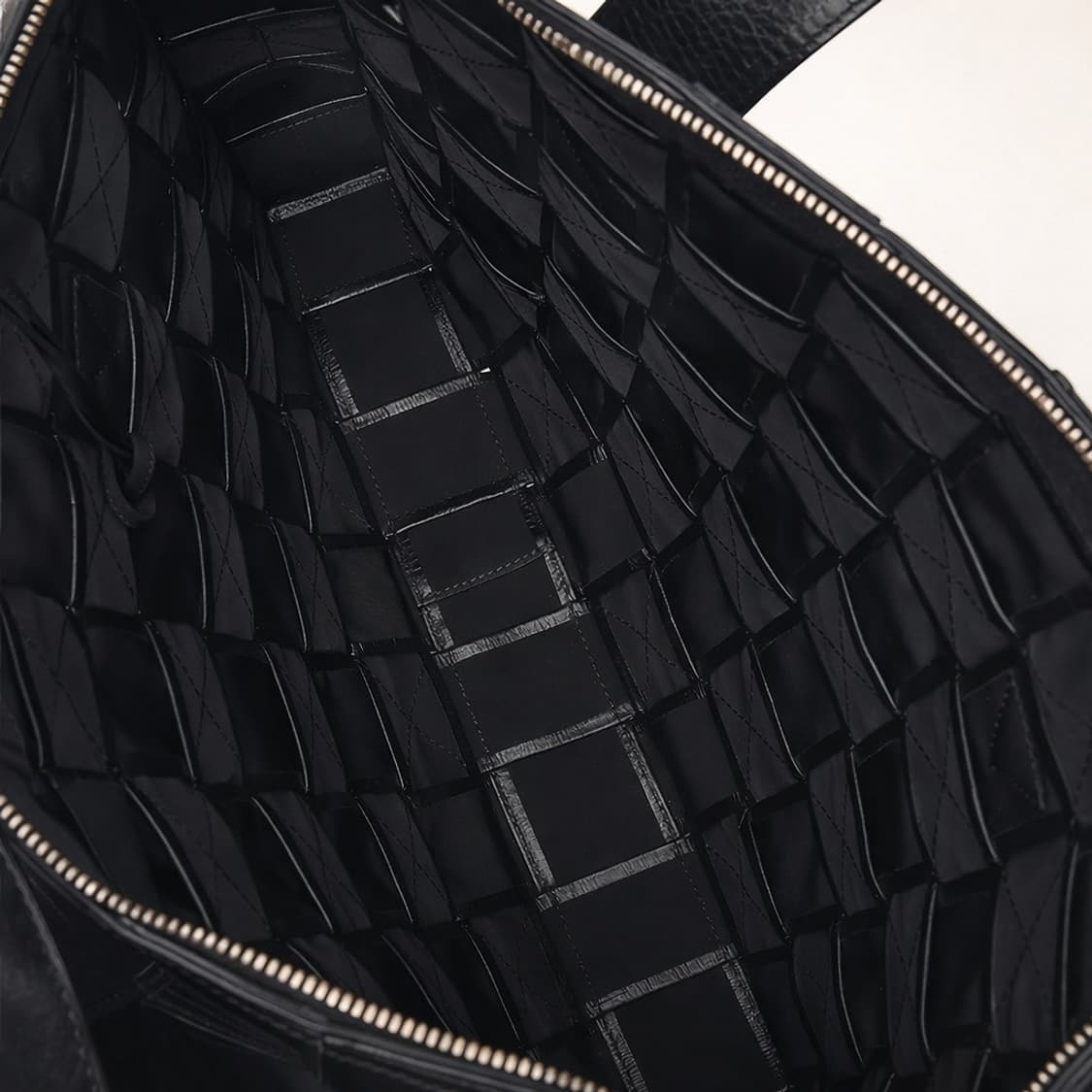 [S급] 보테가 베네타 페이퍼카프스킨 카세트 케이스백 판매합니다!!! 상품이미지2