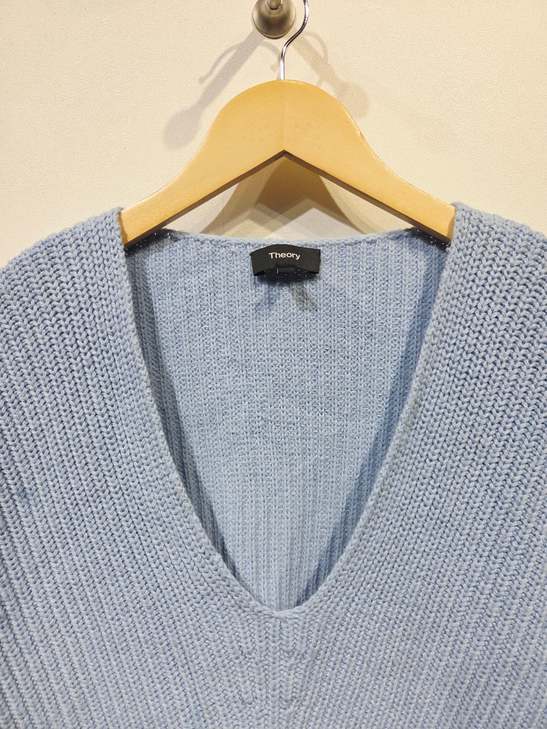 띠어리(Theory) 라이트 블루 브이넥 골지 니트 상품이미지3