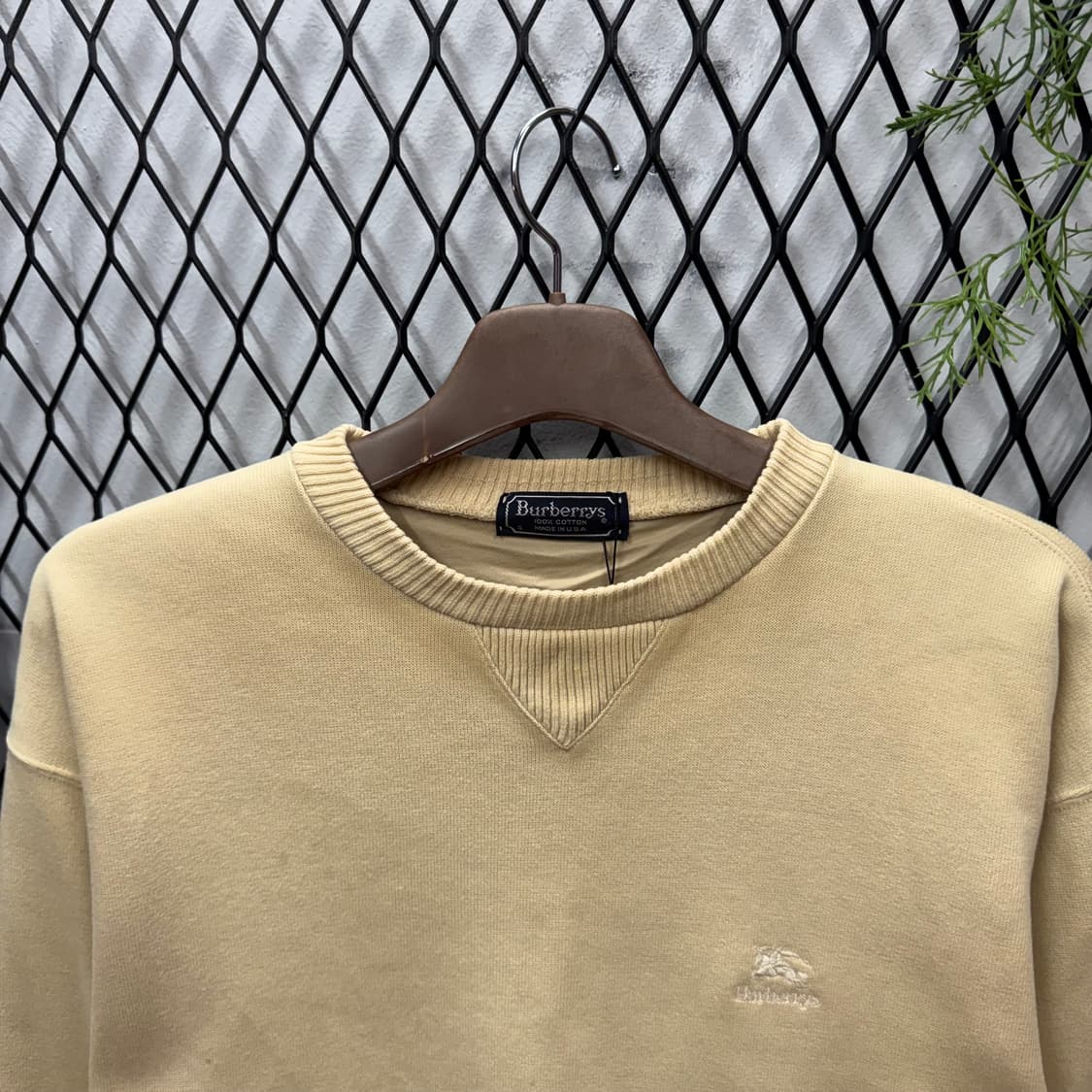 90s 버버리 크루넥 스웻셔츠 전면 기사 로고 포인트 옐로 상품이미지3