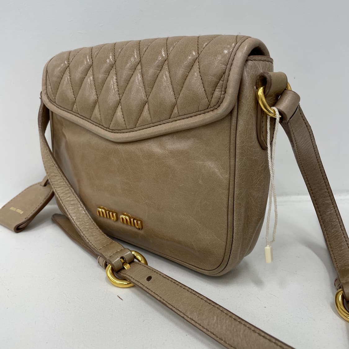 미우미우 퀼팅 비텔로 레더 베이지 클랩 스몰 크로스백 상품이미지7