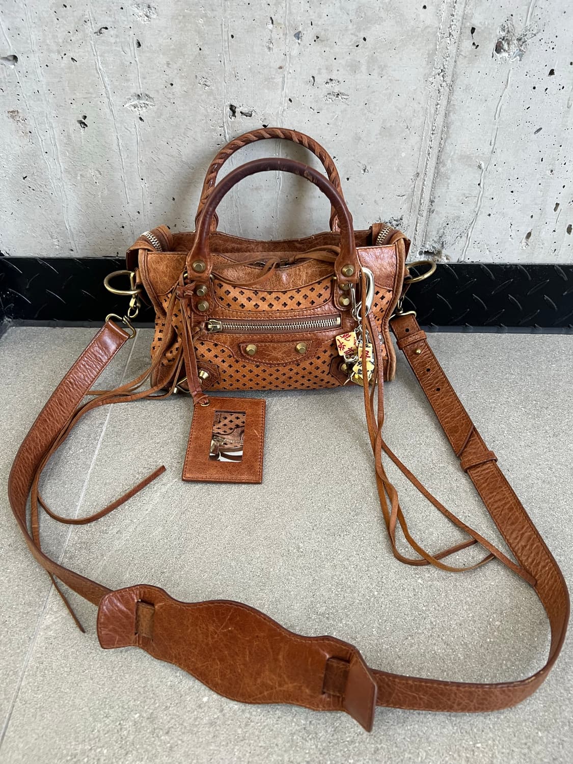 발렌시아가 퍼포레이티드 모터백  상품이미지2