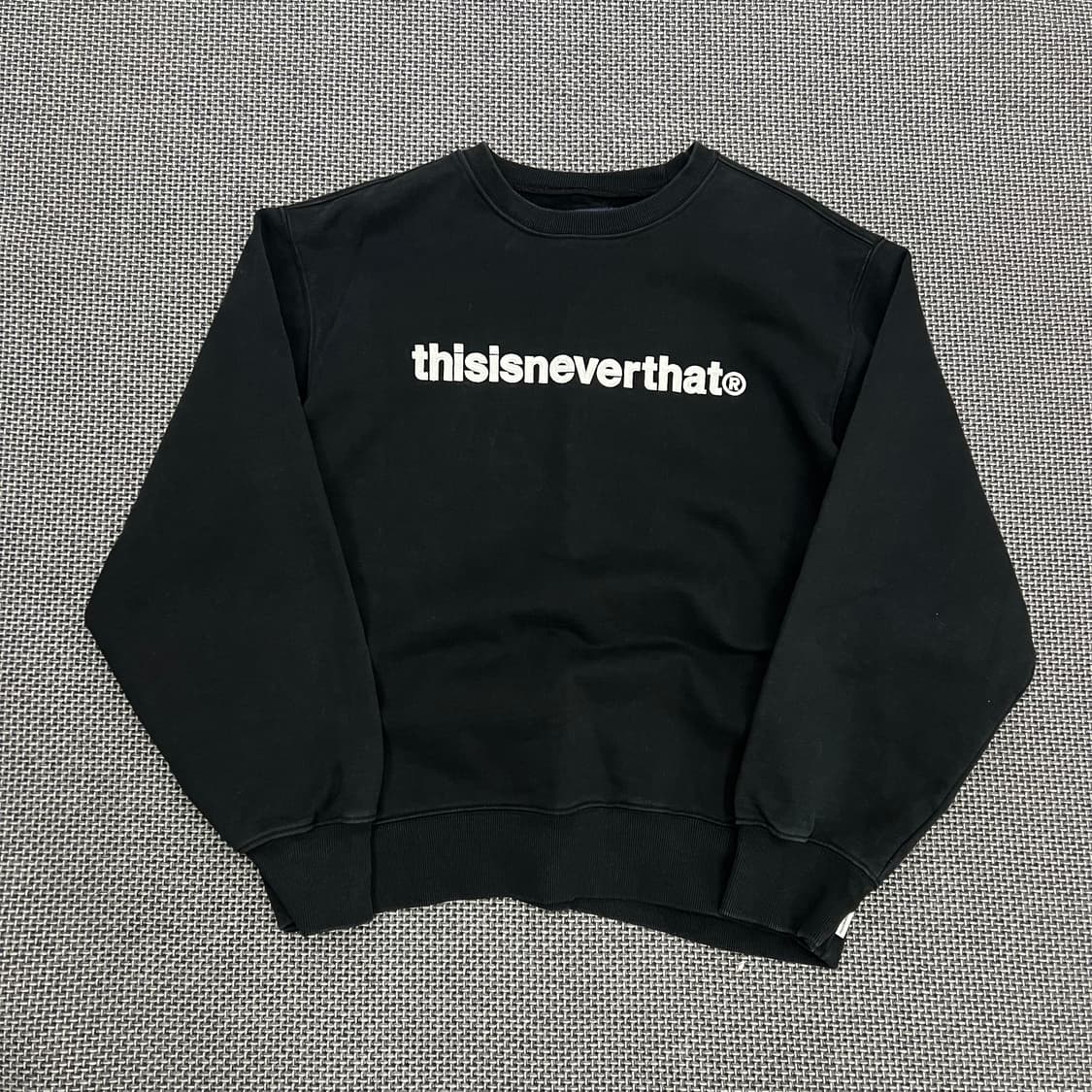 디스이즈네버댓 블랙 맨투맨 상품이미지1