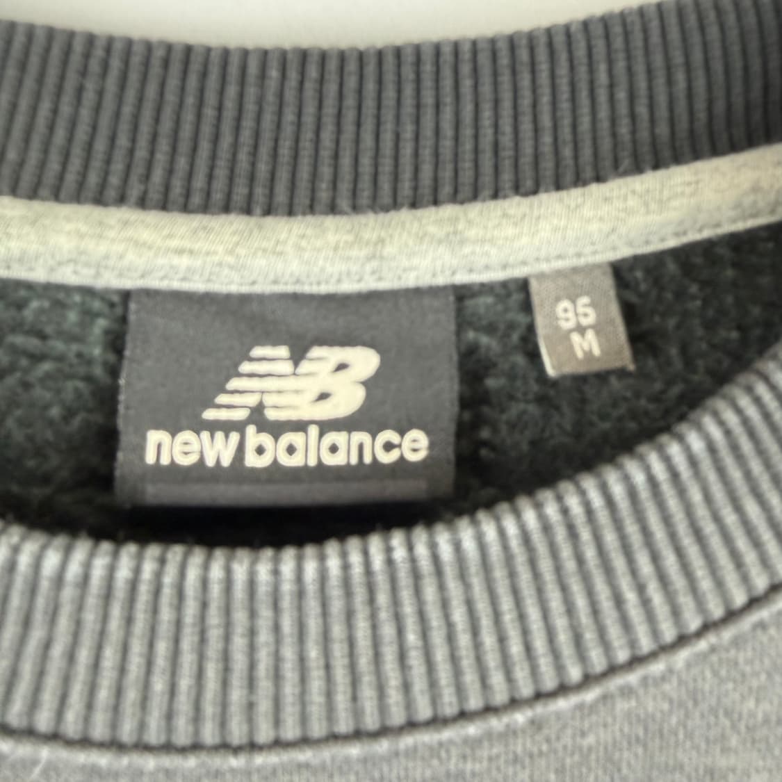  (무료배송)95) 뉴발란스 백 프린팅 맨투맨 차콜 상품이미지3