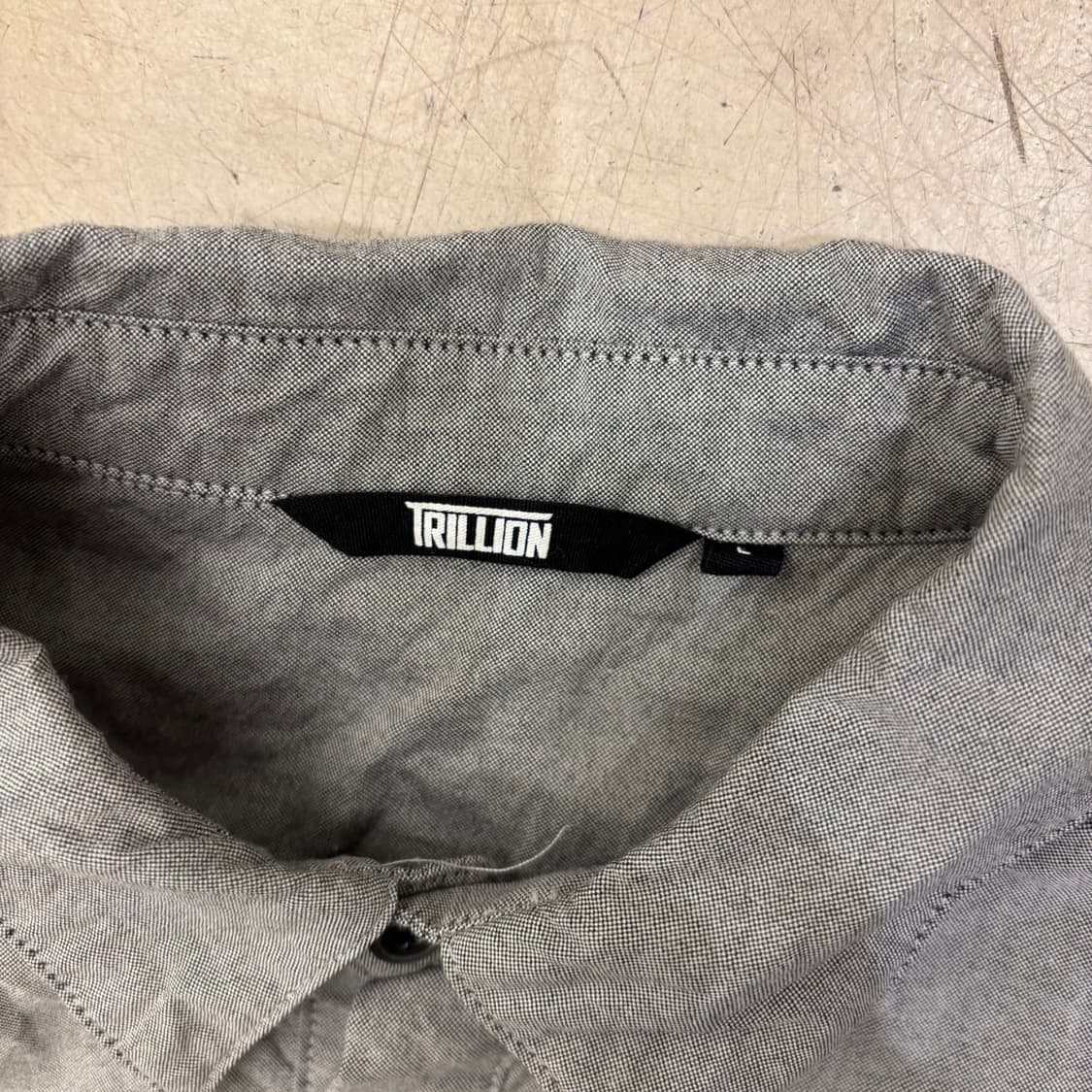 트릴리온 그레이 스몰로고 셔츠 상품이미지3