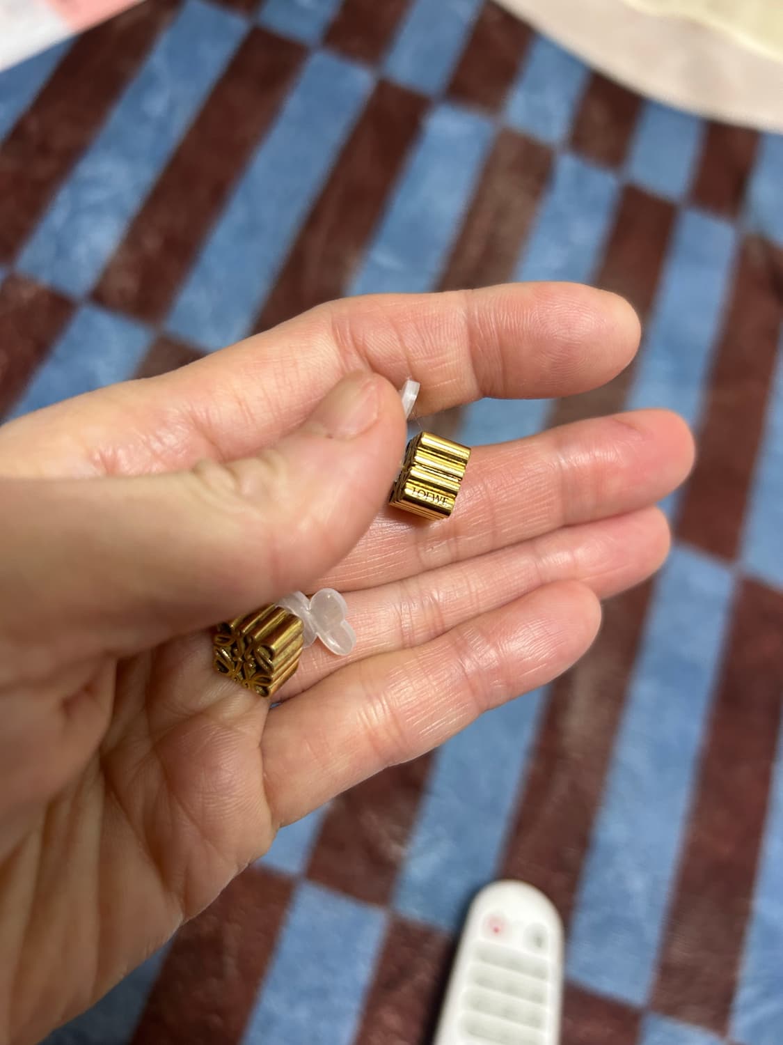 로에베 아나그램 로고 귀걸이 상품이미지5