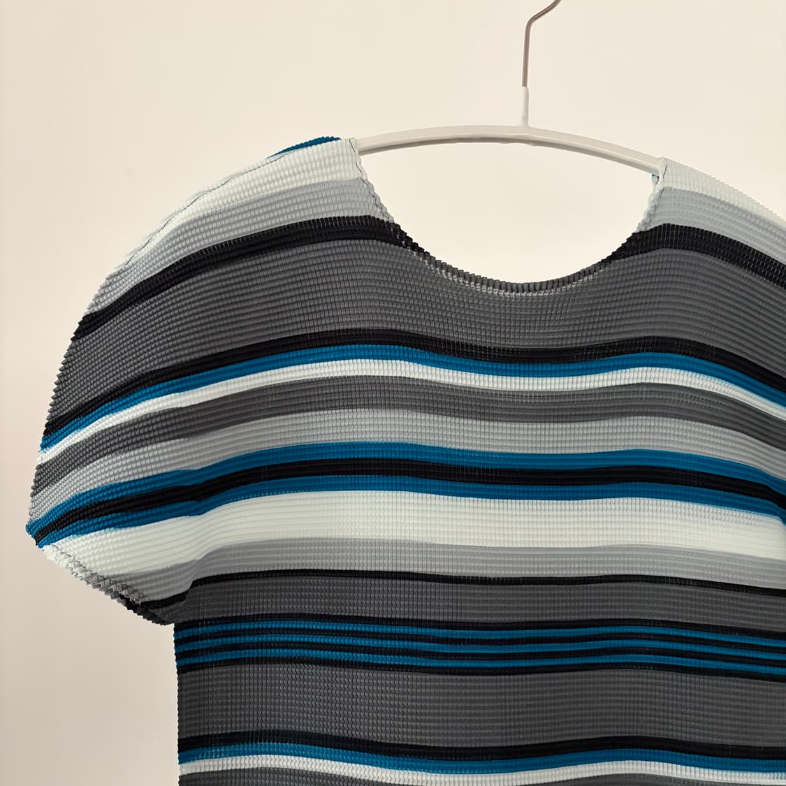 Ripple Stripe Pleated Blouse 상품이미지2