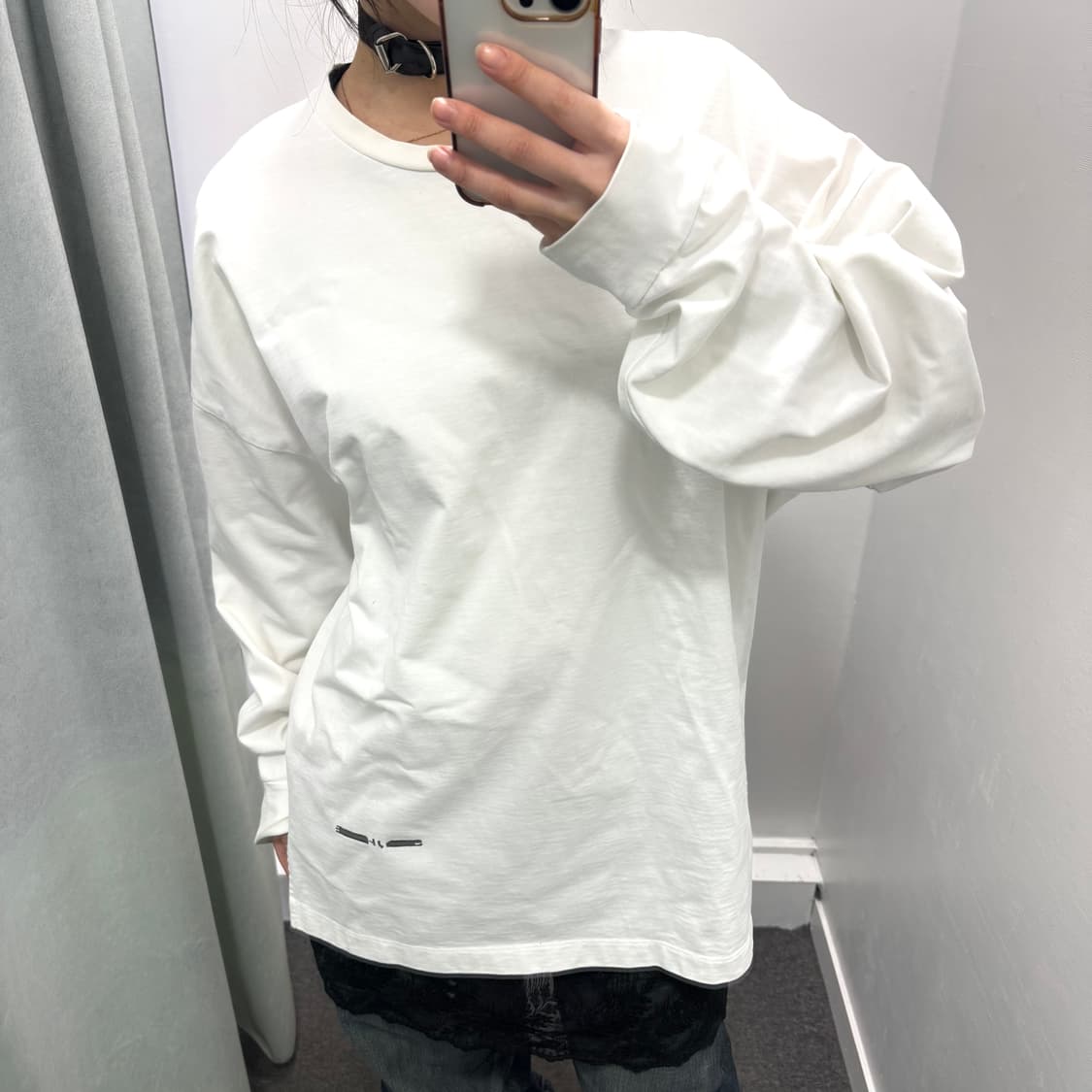 솔리드 옴므 화이트 백프린팅 롱슬리브 상품이미지1