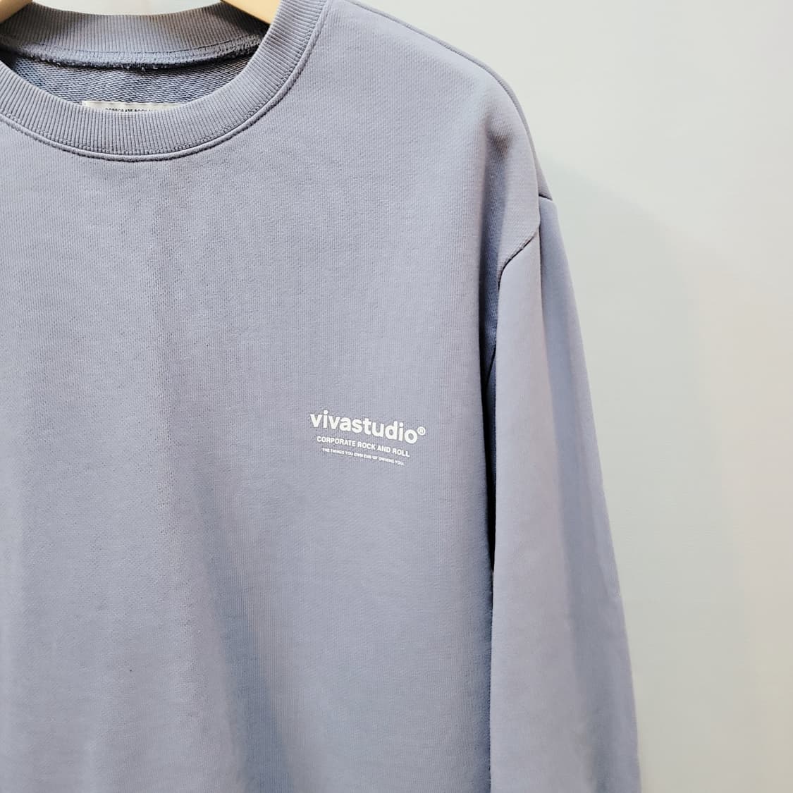 L) 비바스튜디오 스몰로고 맨투맨  상품이미지3