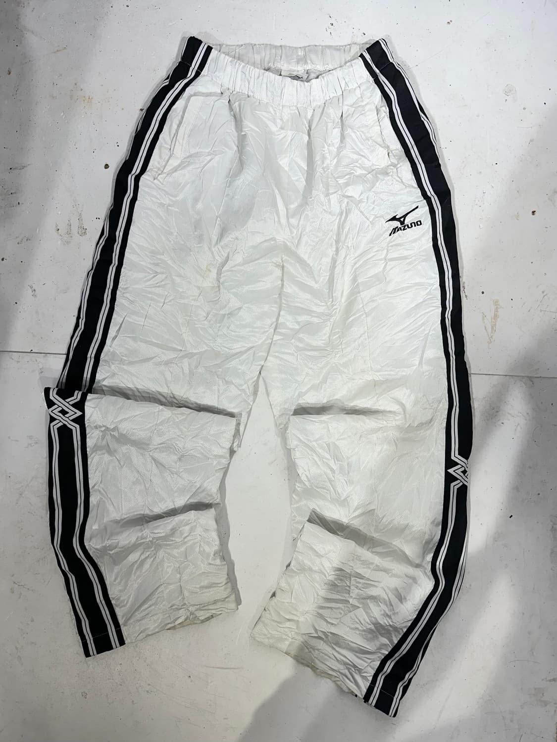 미즈노 화이트 와이드 블랙 사이드 라인 트랙 팬츠 상품이미지4