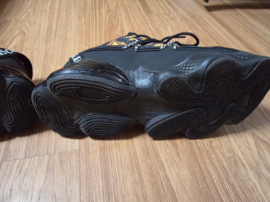 블랙/골드 색상의 베르사체 25FW 스니커즈 상품이미지6