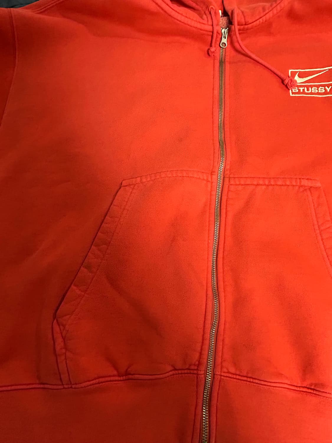 나이키 x 스투시 풀 집 피그먼트 다이드 플리스 후드 하바네로 레드 상품이미지2