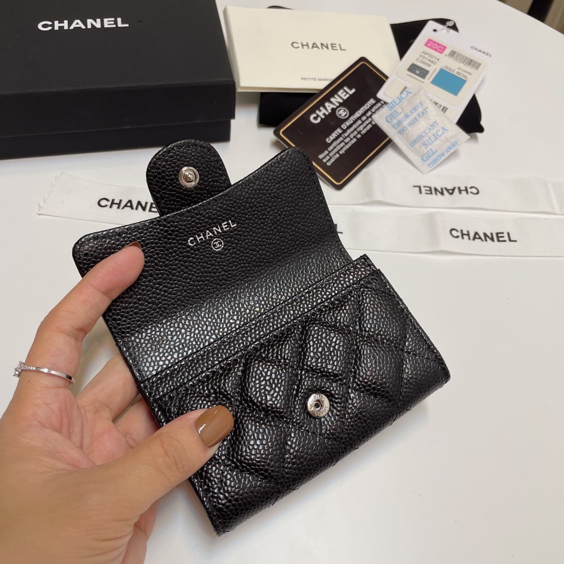 샤넬 클래식 카드 홀더 그레인드 카프스킨 & 골드 메탈 블랙 상품이미지4