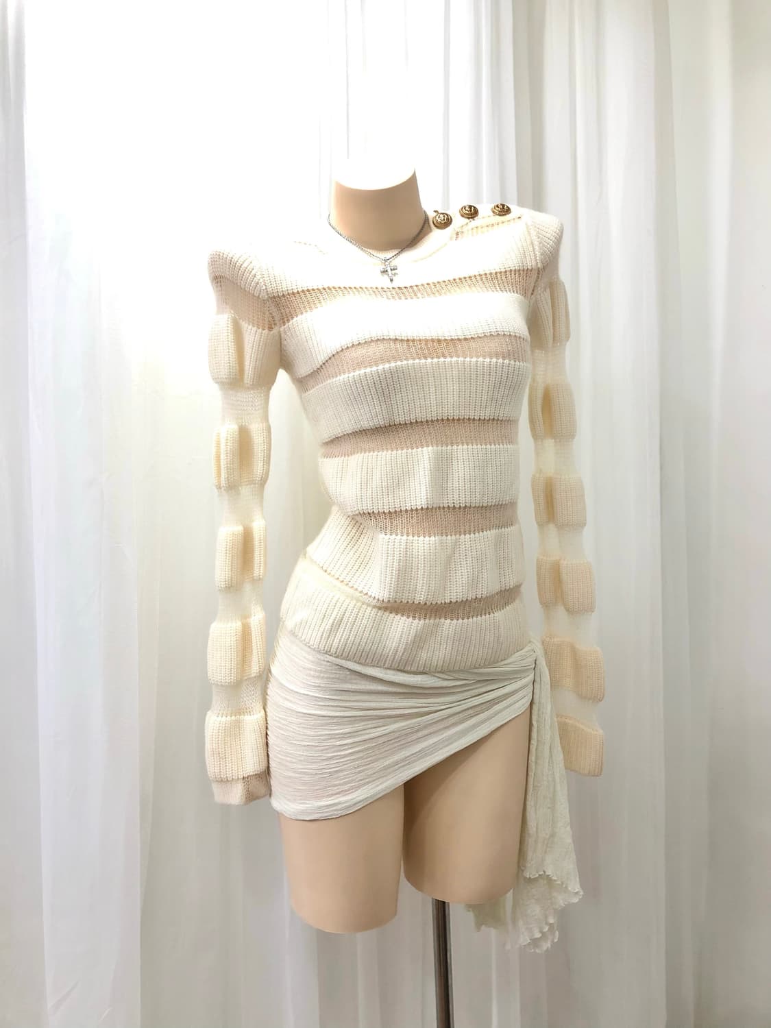 beige sheer gold button knit 상품이미지1