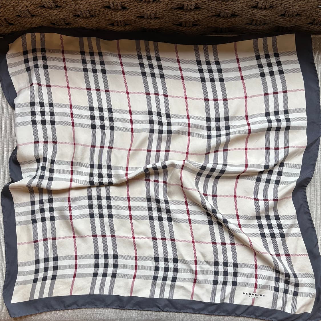 버버리 시그니처 체크 스카프 실크 대형 스카프 상품이미지5