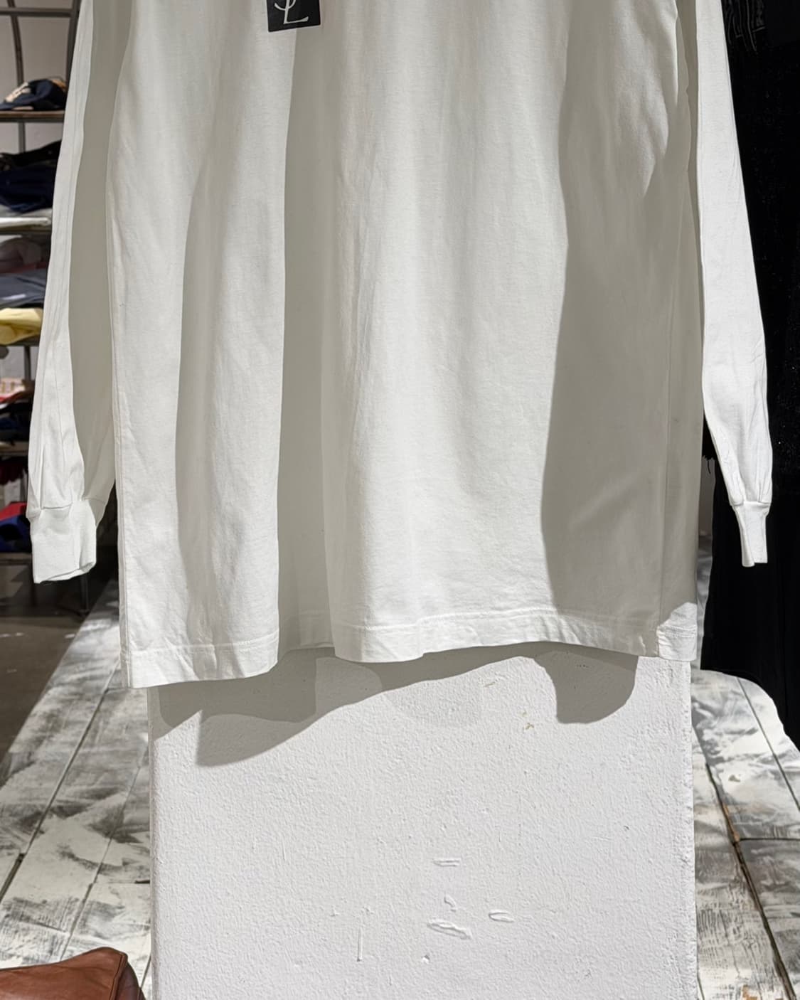 이브 생 로랑 화이트 로고 프린팅 롱슬리브 티셔츠 상품이미지5