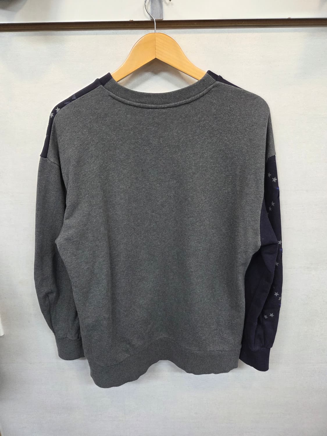 럭키슈에뜨 스타 멀티자수 프린팅로고 맨투맨 38사이즈  상품이미지2