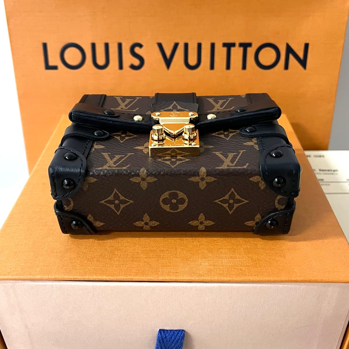 [S+급/정품] 루이비통 에센셜 트렁크 모노그램 체인 크로스백 가방 상품이미지8