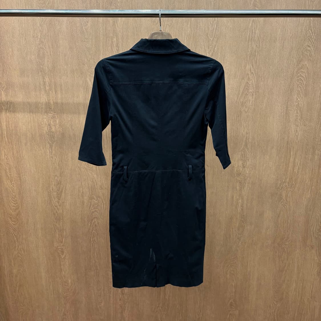 꾸레쥬 5부 오픈 카라 미디 원피스 플랩 포켓 디테일 H라인 블랙 상품이미지3