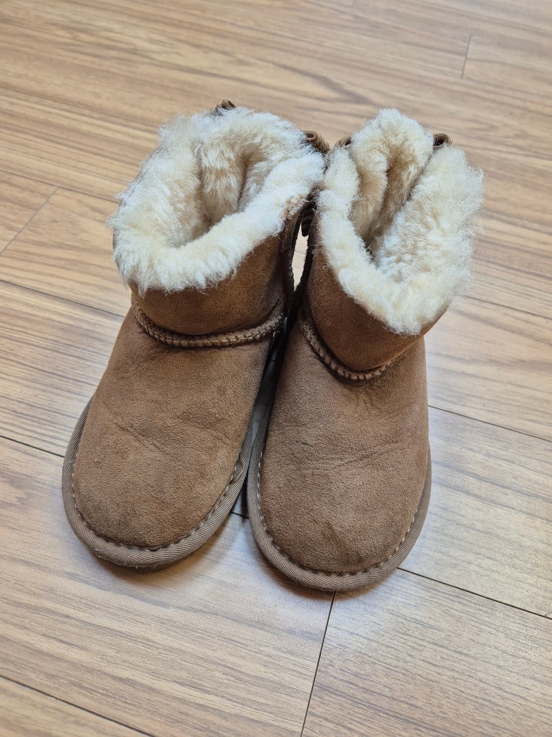 UGG 키즈 어그 부츠 판매합니다. 
브라운 색상에 털 안감으로 되어있어 상품이미지1