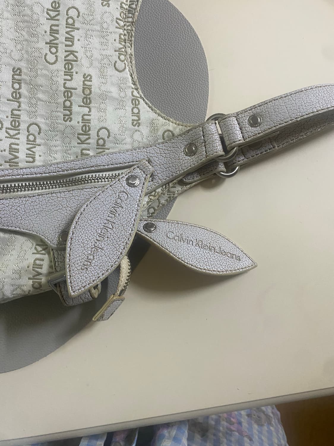 켈빈클라인 빅사이즈숄더백 (그레이앤화이트) 상품이미지7