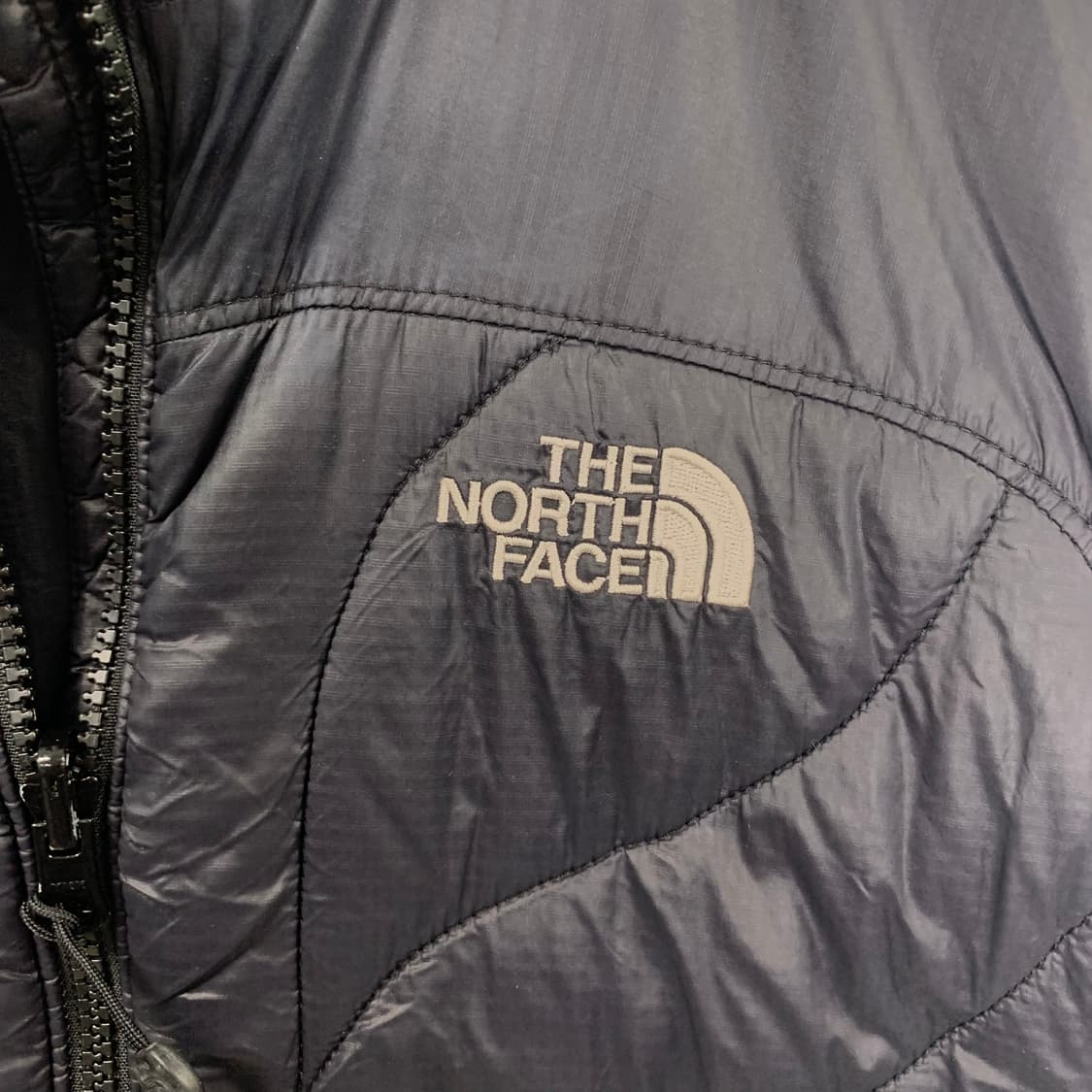 노스페이스 자수로고 블랙 윈드 경량 패딩 상품이미지4