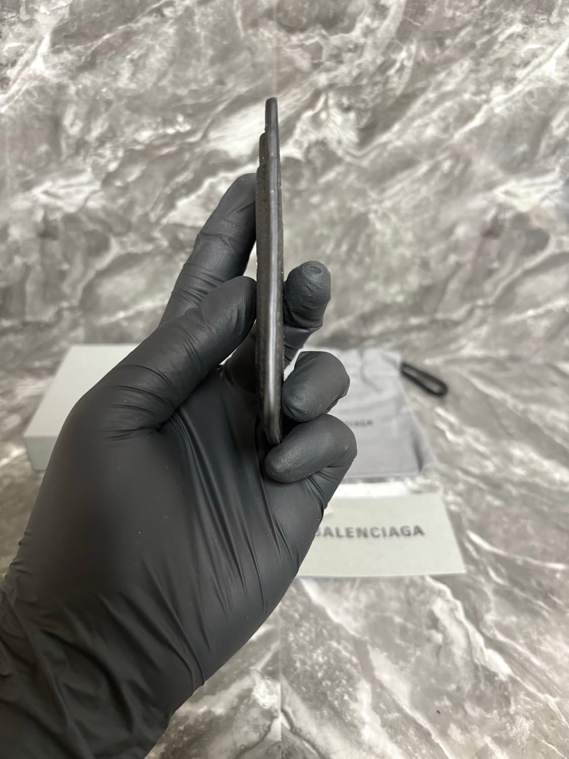 [새상품] 발렌시아가 그레인드 카프스킨 캐쉬 마그네틱 맥세이프 카드지갑 상품이미지3