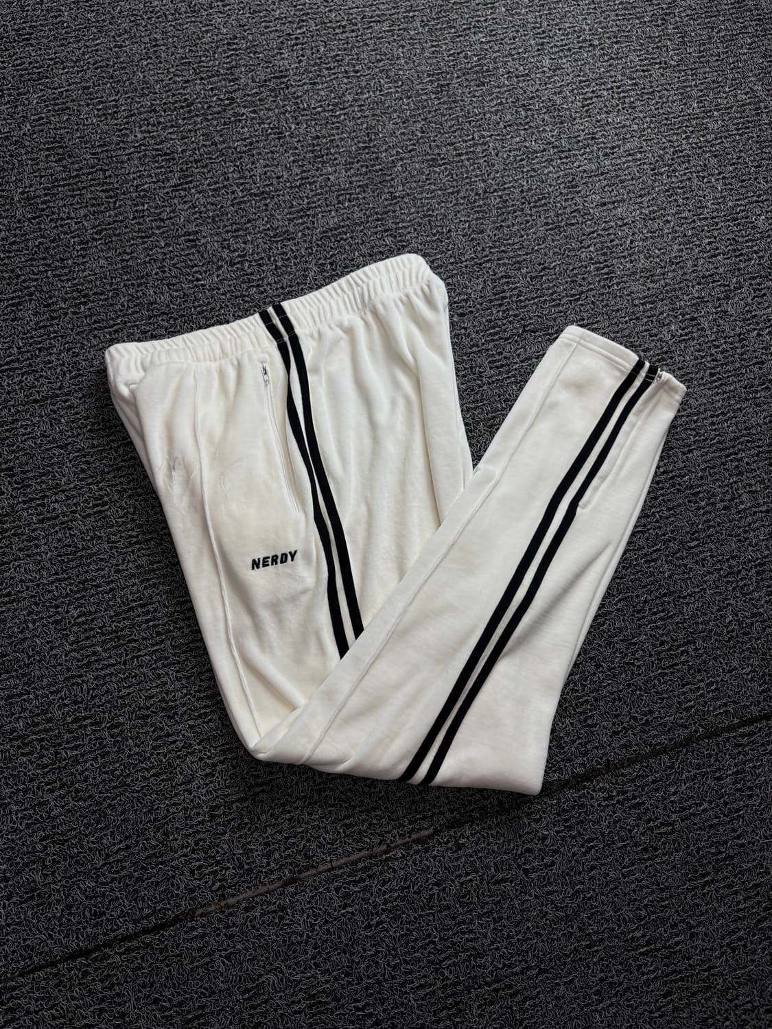 널디 와이드핏 벨벳 트랙팬츠 화이트 1464 상품이미지1