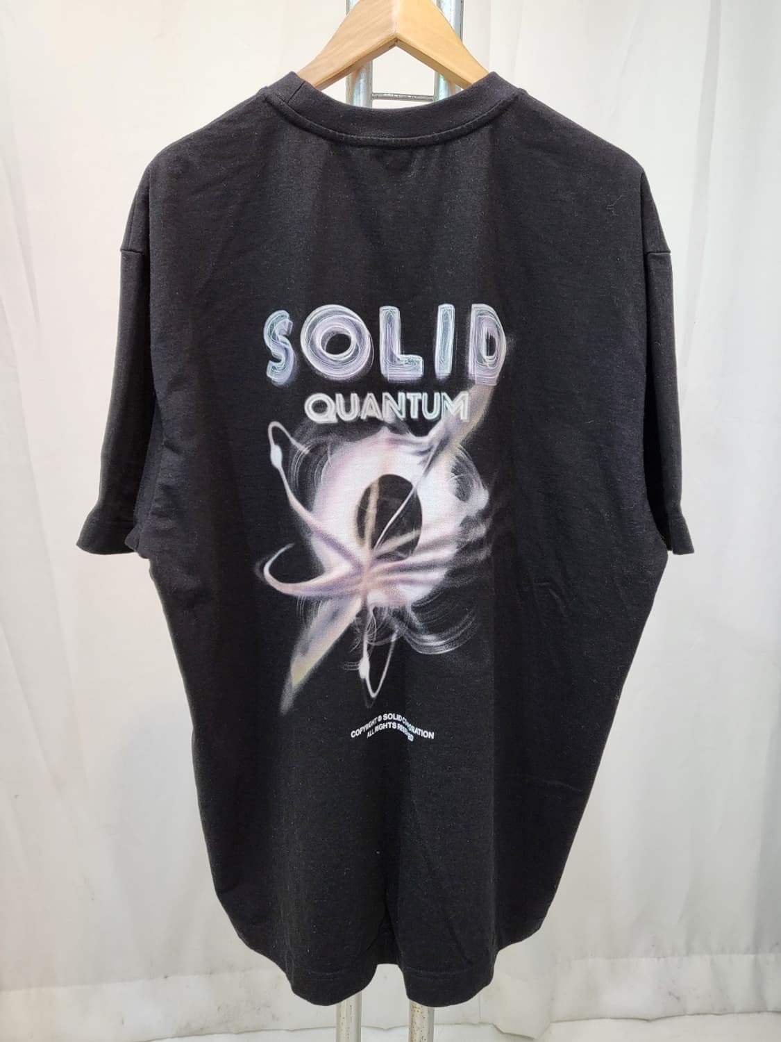 솔리드옴므 블랙 퀀텀 그래픽 반소매 티셔츠 (Black 'Quantum' 상품이미지2