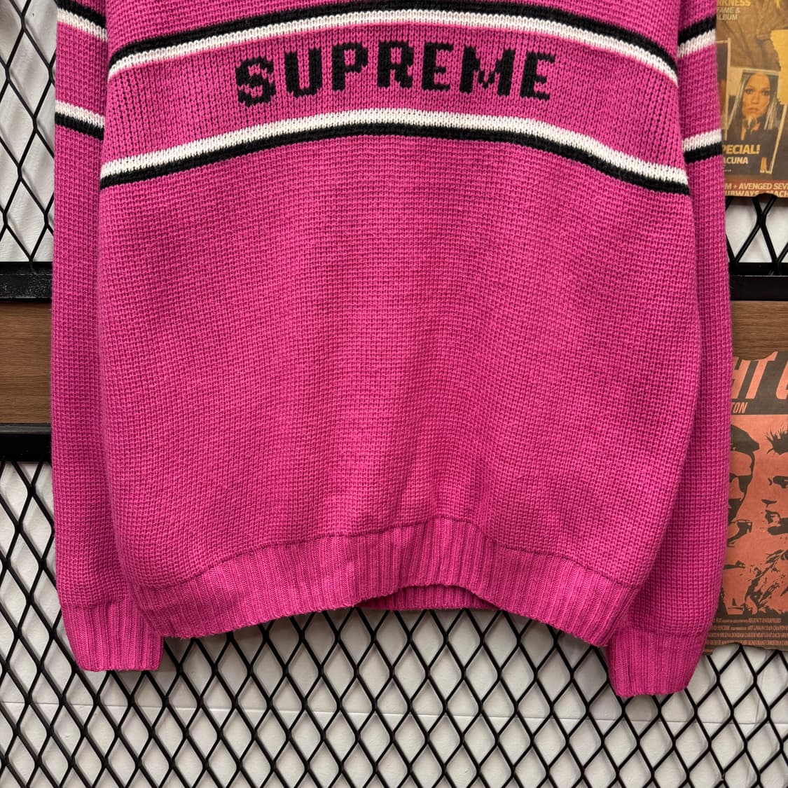 23FW 슈프림 체스트 스트라이프 스웨터 전면 로고 포인트 핑크 상품이미지4