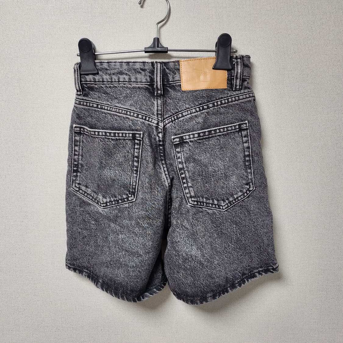 [23] ZARA 블랙 워싱 데님 숏팬츠 상품이미지2