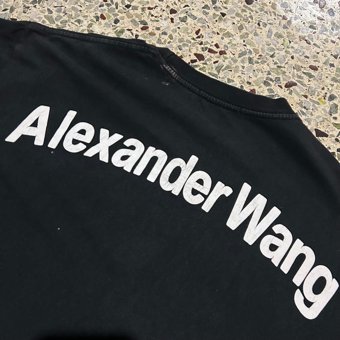 알렉산더 왕(Alexander Wang) 러버라이즈 로고 블랙 티셔츠 상품이미지6