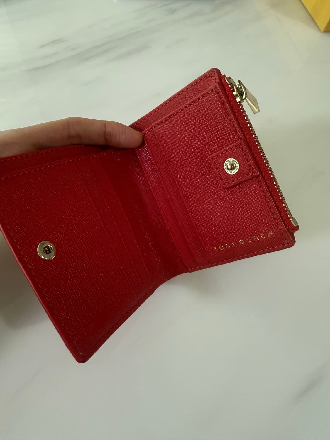 토리버치 에머슨 미니 반지갑 브릴리언트 레드 (정품) 상품이미지4
