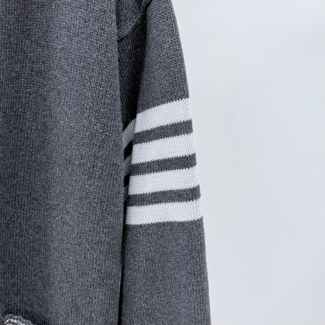 [S+급/5] 톰브라운 사선완장 헥터 인타르시아 가디건 그레이 상품이미지2