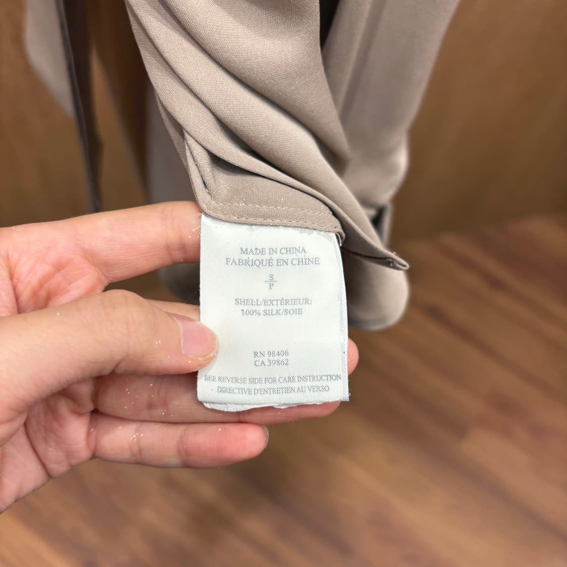 띠어리 긴팔 실크 블라우스 무지 절개 히든 버튼업 디테일 레귤러핏 베이지 상품이미지8