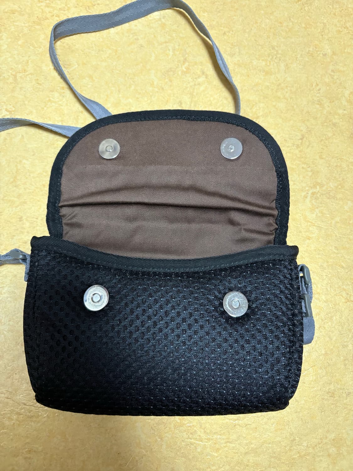 미스치프 쿠션 미니 크로스백 블랙 상품이미지3