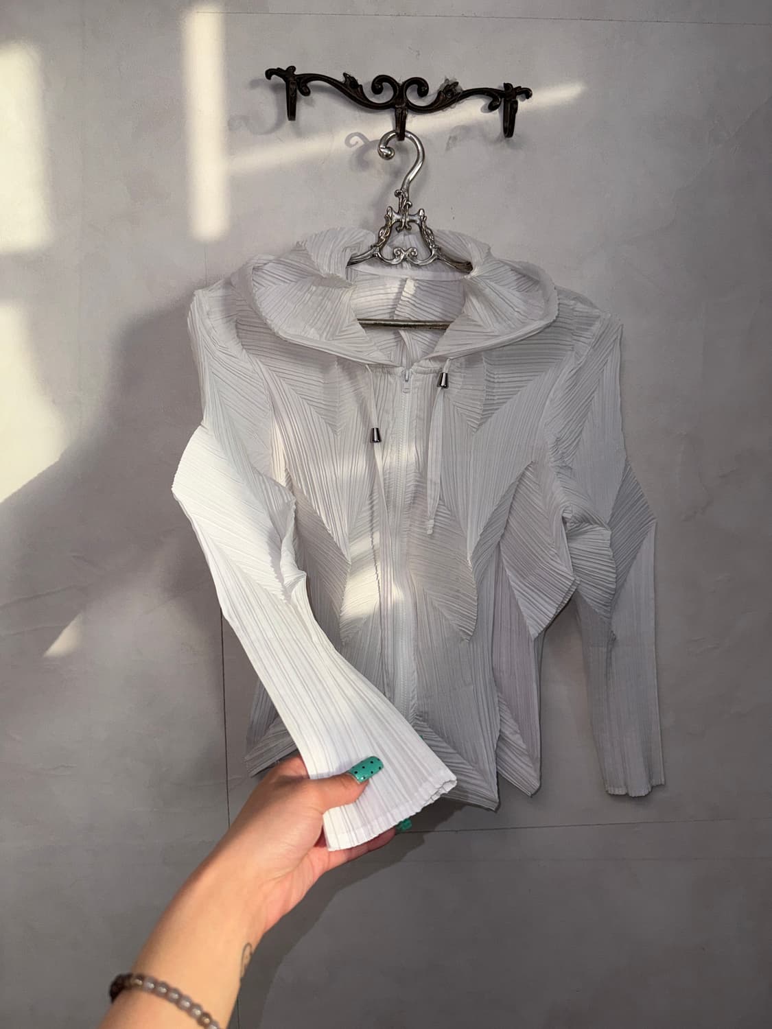 White geometric pleats two way 후드집업 상품이미지3