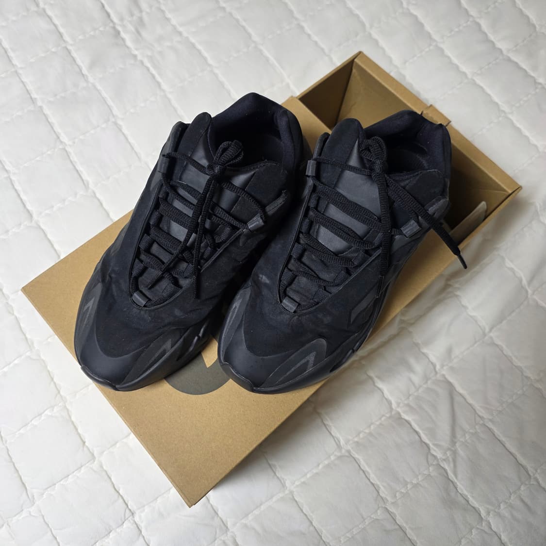 (중고) 아디다스 이지 부스트 700 MNVN 트리플 블랙 275사이즈 상품이미지1