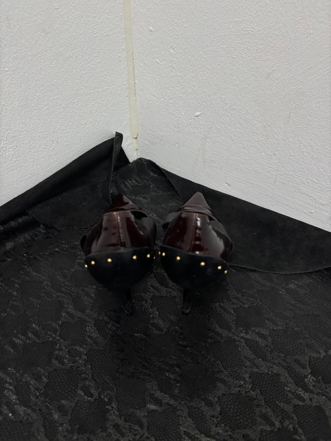 “GUCCI” Stud Detail Burgundy Shoes 상품이미지3