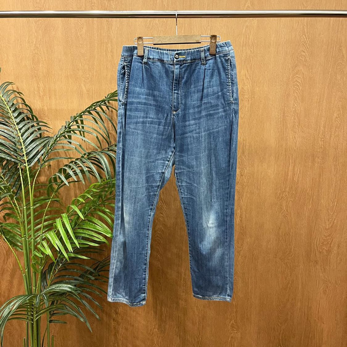 이세이미야케 플랜테이션 코튼 데님 팬츠 하프 밴딩 워싱 포켓 디테일 중청 상품이미지1