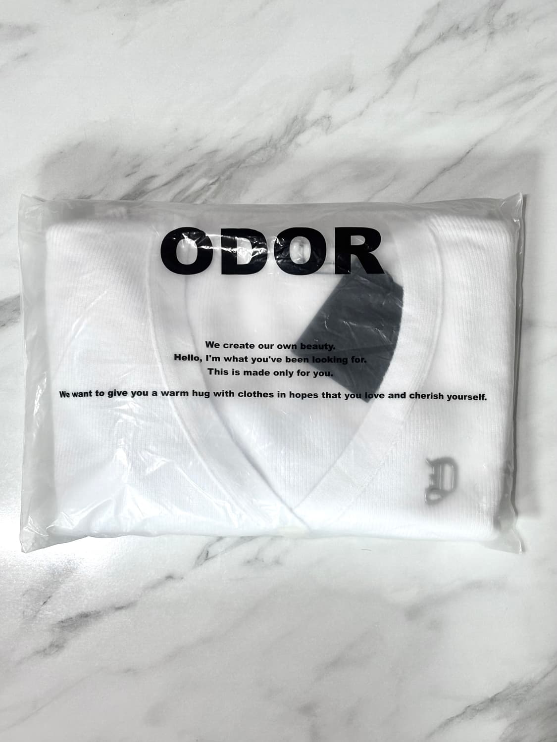 르세라핌 채원착용 오도어 - 본 가디건 화이트 상품이미지5